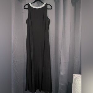 ILEEN by Mac Duggal Black Evening Gown With Embellished Neckline. Size 12